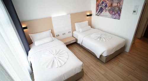 Heroes Hotel image 26